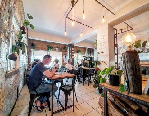 Cafe Focus: Boston Coffee - In this week's Cafe Focus we travel to the suburb of Boston, Bellville just outside Cape Town to a thriving local cafe and roastery that keeps getting stronger as the years go by...



Boston ...